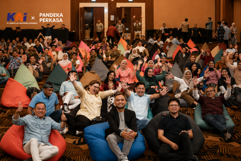 Pandeka Perkasa sedang berbicara di panggung seminar Nafas Kekayaan dihadapan audiens PT KAI